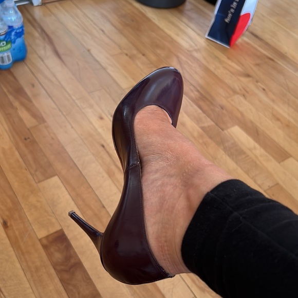 Plum colored Christian Louboutin pumps. Rounded toe very comfortable size 38. - Picture 4 of 5
